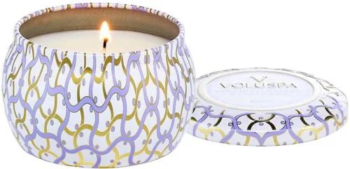 Voluspa Maison Blanc Mountain Lavender & Chamomile Mini Tin Candle 25h 113 g v:1863094 Voluspa Maison Blanc Mountain Lavender & Chamomile Mini Tin Candle 25h 113 g v:1863094