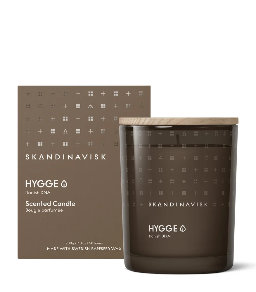 HYGGE Scented Candle with Lid 200 g – SKANDINAVISK v:2007648 HYGGE Scented Candle with Lid 200 g – SKANDINAVISK v:2007648